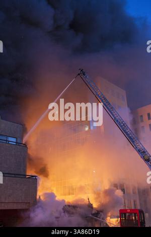 19 février 2013 - Kansas City, MO, États-Unis - Kansas City, Mo., les pompiers travaillent sur la scène d'une explosion et d'un incendie à 4 alarmes au restaurant JJ's sur le Country Club Plaza, à Kansas, City, le mardi 19 février, 2013. (crédit image : © Bob Greenspan/MCT/ZUMAPRESS.com) Banque D'Images