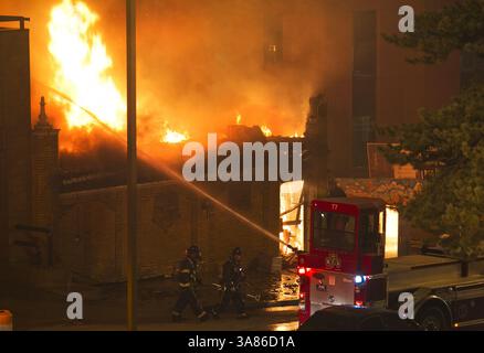 19 février 2013 - Kansas City, MO, USA - des pompiers étaient sur les lieux d'une explosion de gaz et d'un incendie à 3 alarmes mardi soir, 19 février 2013 au restaurant JJ's au Country Club Plaza à Kansas City, Missouri. (Crédit image : © Tammy Ljungblad/MCT/ZUMAPRESS.com) Banque D'Images