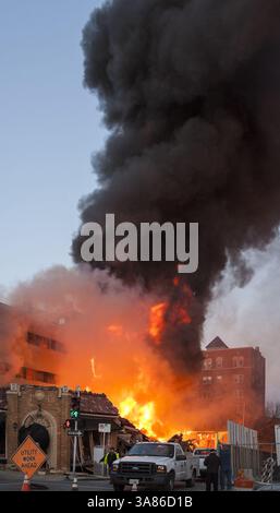 19 février 2013 - Kansas City, MO, États-Unis - la scène d'une explosion et d'un incendie à 4 alarmes au restaurant JJ's sur le Country Club Plaza à Kansas City peut être vue le mardi 19 février 2013. (Crédit image : © Bob Greenspan/MCT/ZUMAPRESS.com) Banque D'Images