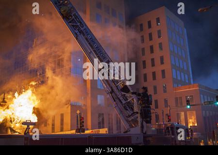 19 février 2013 - Kansas City, MO, États-Unis - les pompiers de Kansas City travaillent sur les lieux d'une explosion et d'un incendie à 4 alarmes au restaurant JJ's sur le Country Club Plaza, à Kansas, City, le mardi 19 février 2013. (crédit image : © Bob Greenspan/MCT/ZUMAPRESS.com) Banque D'Images
