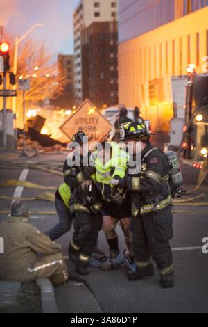19 février 2013 - Kansas City, MO, États-Unis - Kansas City, Mo., les pompiers aident une victime étourdie sur les lieux d'une explosion et d'un incendie à 4 alarmes au restaurant JJ's sur le Country Club Plaza, à Kansas, City, mardi 19 février, 2013. (crédit image : © Bob Greenspan/MCT/ZUMAPRESS.com) Banque D'Images