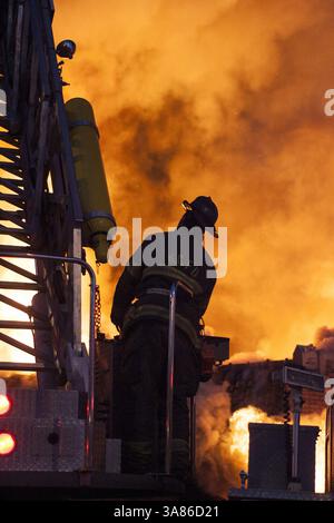 19 février 2013 - Kansas City, MO, États-Unis - Kansas City, Mo., les pompiers travaillent sur la scène d'une explosion et d'un incendie à 4 alarmes au restaurant JJ's sur le Country Club Plaza, à Kansas, City, le mardi 19 février, 2013. (crédit image : © Bob Greenspan/MCT/ZUMAPRESS.com) Banque D'Images