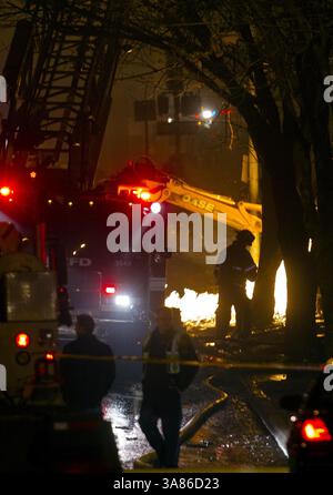 19 février 2013 - Kansas City, MO, États-Unis - les pompiers combattent un incendie causé par une explosion de gaz naturel au restaurant JJ de Kansas City, Missouri, mardi soir, 19 février 2013. (Crédit image : © Allison long/MCT/ZUMAPRESS.com) Banque D'Images