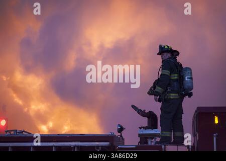 19 février 2013 - Kansas City, MO, États-Unis - Kansas City, Mo., les pompiers travaillent sur la scène d'une explosion et d'un incendie à 4 alarmes au restaurant JJ's sur le Country Club Plaza, à Kansas, City, le mardi 19 février, 2013. (crédit image : © Bob Greenspan/MCT/ZUMAPRESS.com) Banque D'Images
