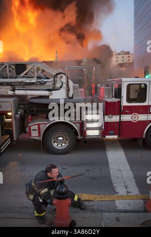 19 février 2013 - Kansas City, MO, États-Unis - Kansas City, Mo., les pompiers travaillent sur la scène d'une explosion et d'un incendie à 4 alarmes au restaurant JJ's sur le Country Club Plaza, à Kansas, City, le mardi 19 février, 2013. (crédit image : © Bob Greenspan/MCT/ZUMAPRESS.com) Banque D'Images