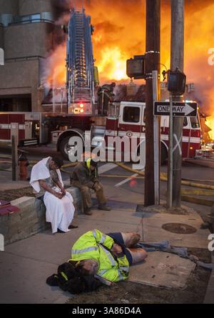 19 février 2013 - Kansas City, MO, États-Unis - des victimes épouvantées attendent de l'aide sur les lieux d'une explosion et d'un incendie à 4 alarmes au restaurant JJ's sur le Country Club Plaza, à Kansas, City, le mardi 19 février, 2013. (crédit image : © Bob Greenspan/MCT/ZUMAPRESS.com) Banque D'Images