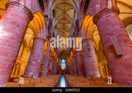 Intérieur du XIIe siècle : Cathédrale Magnus dans la ville de Kirkwall, Orcades, Écosse, Royaume-Uni Banque D'Images