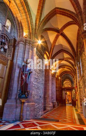 Intérieur du XIIe siècle : Cathédrale Magnus dans la ville de Kirkwall, Orcades, Écosse, Royaume-Uni Banque D'Images