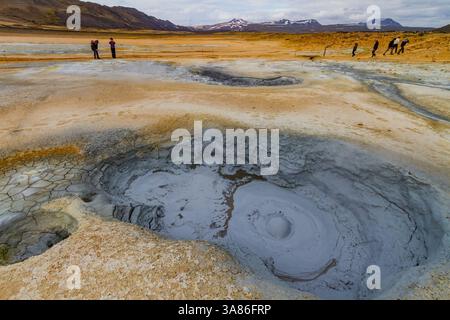 Une vue de la boue bouillante à Namafjall, Islande Banque D'Images