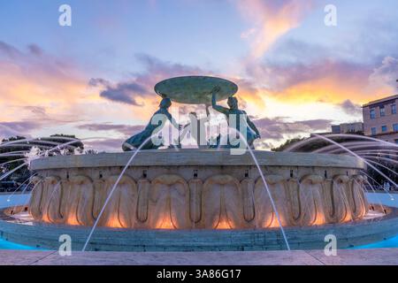 Fontaine de Triton au coucher du soleil, Floriana, la Valette, Malte Banque D'Images