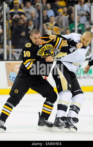 22 avril 2013 - Boston, Massachusetts, États-Unis - 20 avril 2013 - Boston, Massachusetts, États-Unis - L'aile droite des Bruins de Boston Nathan Horton (18 ans) et l'aile droite des Penguins de Pittsburgh Jarome Iginla (12 ans) échangent des coups lors du match de la LNH entre les Penguins de Pittsburgh et les Bruins de Boston au TD Garden à Boston, Massachusetts. Eric Canha/CSM(image de crédit :(image de crédit : © Eric Canha/Cal Sport Media/ZUMAPRESS.com) Banque D'Images