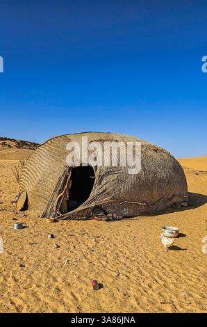 Maisons Toubou à Tigui, montagnes Tibesti, Tchad Banque D'Images