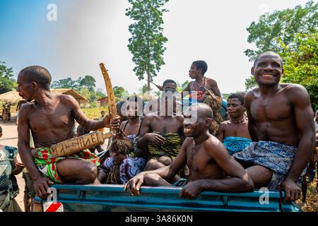 Pygmées en attente de chasse au filet, Parc National de Dzanga Sangha, UNESCO, République centrafricaine Banque D'Images