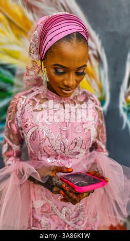 Femmes magnifiquement habillées à Kano, Nigeria Banque D'Images