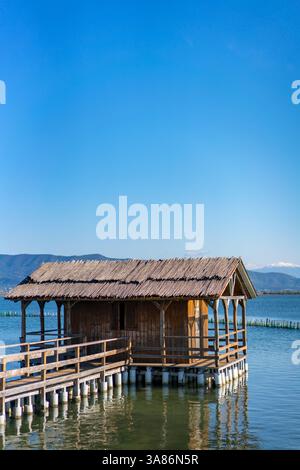 Pêcheur Maison traditionnelle en bois construite sur la mer à Tourlida Missolonghi, Grèce Banque D'Images