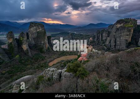 Météores, ancien monastère Saint de Rousanos Sainte Barbara, Varlaam, Saint Nicolas Anapafsas au coucher du soleil, UNESCO, Kalabaka, Grèce Banque D'Images