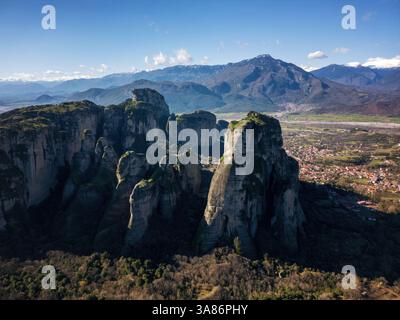 Drone vue aérienne des Météores et ancien monastère sacré, UNESCO, Kalabaka, Grèce Banque D'Images