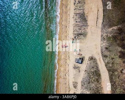 Bateaux de pêcheurs sur une plage sauvage, drone vue aérienne de dessus, Thessalonique, Grèce Banque D'Images