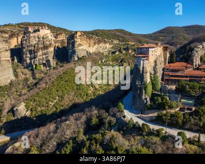 Drone vue aérienne des Météores avec l'ancien monastère Saint de Varlaam, UNESCO, Kalabaka, Grèce Banque D'Images