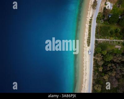Drone vue aérienne du camping-car van drone vue aérienne supérieure garé sur une plage sauvage à Porto Koufo, Chalkidiki, Grèce Banque D'Images