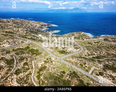 Vue aérienne par drone de la zone du projet Kriaritsi avec des routes abandonnées dans le sud de la Grèce, Sithonia, Chalcidique, Grèce Banque D'Images