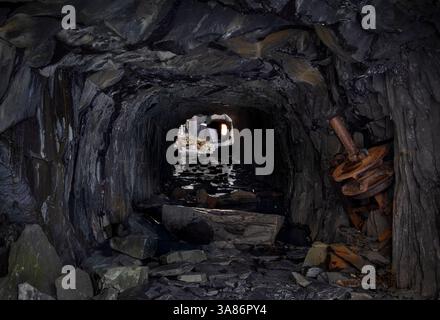 Ancienne mine Working Slate Cavern tunnel à Dinorwig Quarry (Dinorwic Quarry), Eryri (Snowdonia National Park), Nord du pays de Galles, Royaume-Uni Banque D'Images