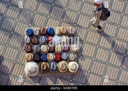 Disposition des chapeaux sur la place Jemaa el-Fnaa, chef-d'œuvre du patrimoine oral et immatériel de l'humanité, UNESCO, Médina de Marrakech, Maroc Banque D'Images