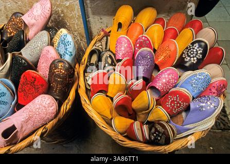 Babouches, pantoufles orientales, souk dans la médina de Marrakech, Maroc Banque D'Images