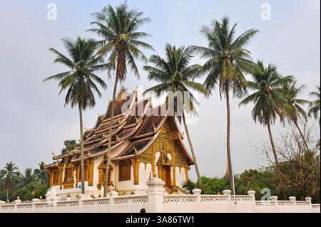 Temple Haw Pha Bang, construit dans le parc du Musée du Palais Royal pour consacrer le Bouddha Phra Bang le plus vénéré, Luang Prabang, Laos Banque D'Images