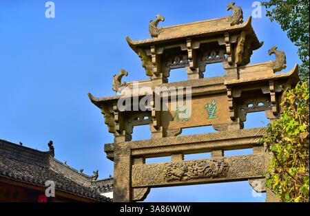 Passerelle vers le pont suspendu menant à Huangling, ancien village datant de la dynastie Ming, comté de Wuyuan, Chine Banque D'Images