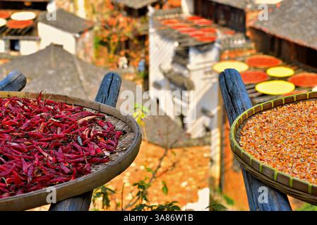 Piments et maïs séchés au soleil, Huangling, ancien village datant de la dynastie Ming, comté de Wuyuan, ville de Shangrao, province de Jiangxi, Chine Banque D'Images