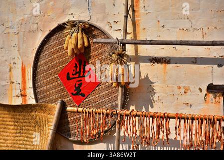 Citrouille et maïs séchés au soleil, Huangling, ancien village datant de la dynastie Ming, comté de Wuyuan, ville de Shangrao, province de Jiangxi, Chine Banque D'Images
