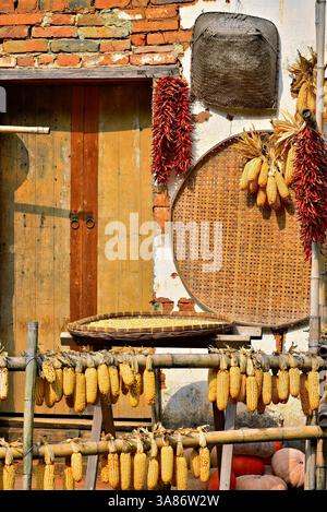 Piments et maïs séchés au soleil, Huangling, ancien village datant de la dynastie Ming, comté de Wuyuan, ville de Shangrao, province de Jiangxi, Chine Banque D'Images