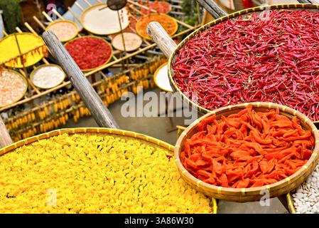 Piments et maïs séchés au soleil, Huangling, ancien village datant de la dynastie Ming, comté de Wuyuan, ville de Shangrao, province de Jiangxi, Chine Banque D'Images