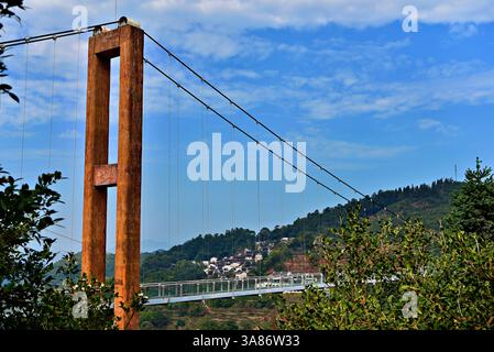 Pont suspendu menant à Huangling, ancien village datant de la dynastie Ming, comté de Wuyuan, ville de Shangrao, province du Jiangxi, Chine Banque D'Images