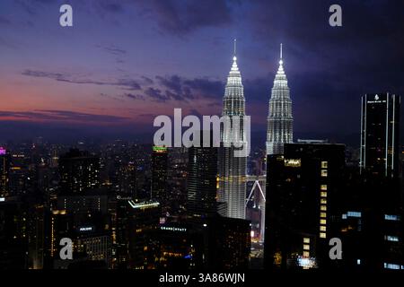 Petronas Twin Towers la nuit, les gratte-ciel jumeaux les plus célèbres de Kuala Lumpur, Malaisie Banque D'Images