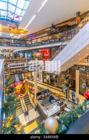 Vue de l'intérieur du Mall of Berlin à Noël, Mitte, Berlin, Allemagne Banque D'Images