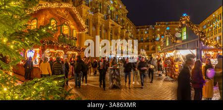 Marché de Noël stands à Schluterhof des Berliner Schloss au crépuscule, Mitte, Berlin, Allemagne Banque D'Images