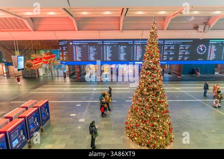 Vue de l'intérieur de la gare centrale d'Oslo à Noël, Oslo, Norvège, Scandinavie Banque D'Images