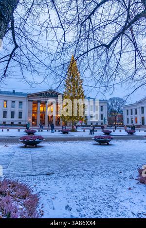 Vue de Domus Media sur la place de l'Université pendant l'hiver, Oslo, Norvège, Scandinavie Banque D'Images