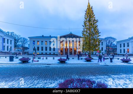 Vue de Domus Media sur la place de l'Université pendant l'hiver, Oslo, Norvège, Scandinavie Banque D'Images