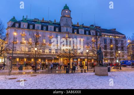 Vue du Grand Hôtel sur Karl Johans Gate pendant l'hiver au crépuscule, Oslo, Norvège, Scandinavie Banque D'Images