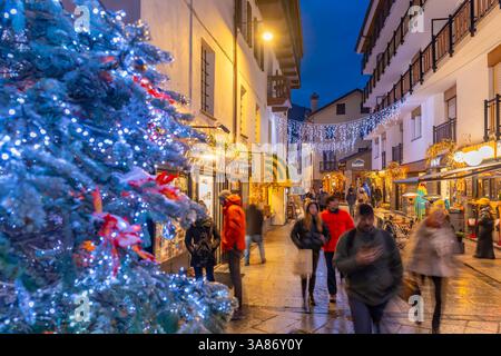Vue de l'arbre de Noël et des décorations sur la via Roma au crépuscule, Courmayeur, Vallée d'Aoste, Italie Banque D'Images
