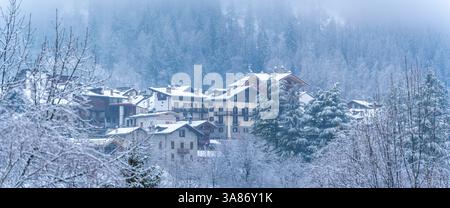 Vue sur les arbres givrés et chalets à Dolonne en hiver, Courmayeur, Vallée d'Aoste, Italie Banque D'Images