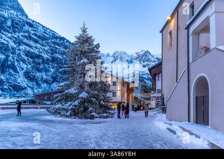 Vue de l'arbre de Noël et des décorations sur la Piazza Abbe Henry au crépuscule, Courmayeur, Vallée d'Aoste, Alpes italiennes, Italie Banque D'Images