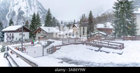 Vue de maisons en bois recouvertes de neige et église à Entreves en hiver, Entreves, Vallée d'Aoste, Alpes italiennes, Italie Banque D'Images