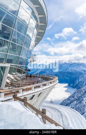 Vue de la station de téléphérique Skyway Monte Bianco au Pavillon du Mont Frety et Vallée d'Aoste en hiver, Courmayeur, Vallée d'Aoste, Alpes italiennes, Italie Banque D'Images