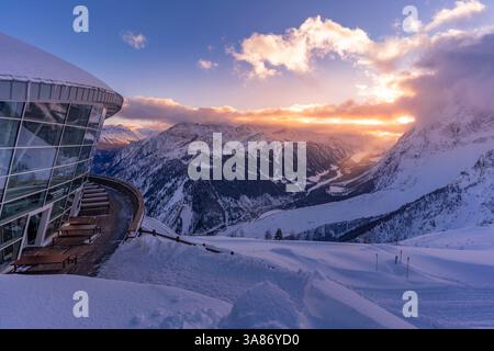 Vue de la station de téléphérique Skyway Monte Bianco au Pavillon du Mont Frety et Vallée d'Aoste en hiver, Courmayeur, Vallée d'Aoste, Alpes italiennes, Italie Banque D'Images