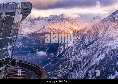Vue de la station de téléphérique Skyway Monte Bianco au Pavillon du Mont Frety et Vallée d'Aoste en hiver, Courmayeur, Vallée d'Aoste, Alpes italiennes, Italie Banque D'Images