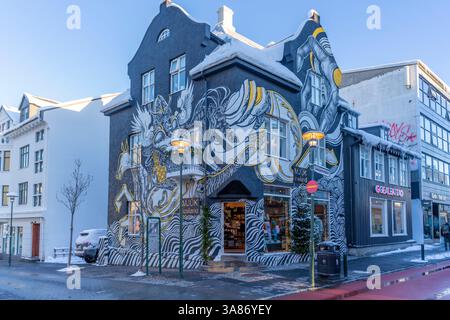 Vue des bâtiments colorés dans le centre-ville de Reykjavik en hiver, Reykjavik, Islande Banque D'Images